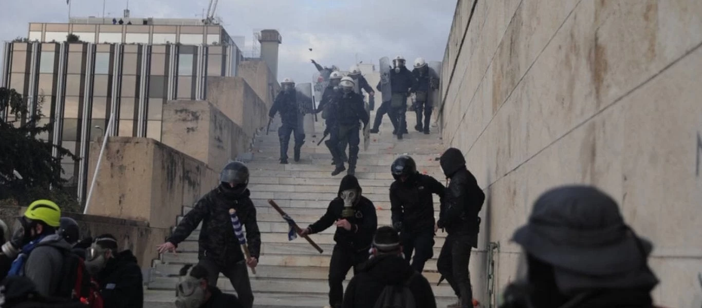 Βίντεο σοκ – Άγριος ξυλοδαρμός αστυνομικού από κουκουλοφόρους στο συλλαλητήριο για τη Μακεδονία